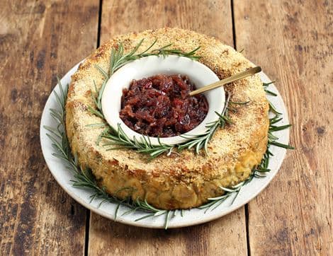 Cheese & Leek Wreath with Red Onion Relish