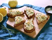 Crab, Lemon & Herb Tartines 