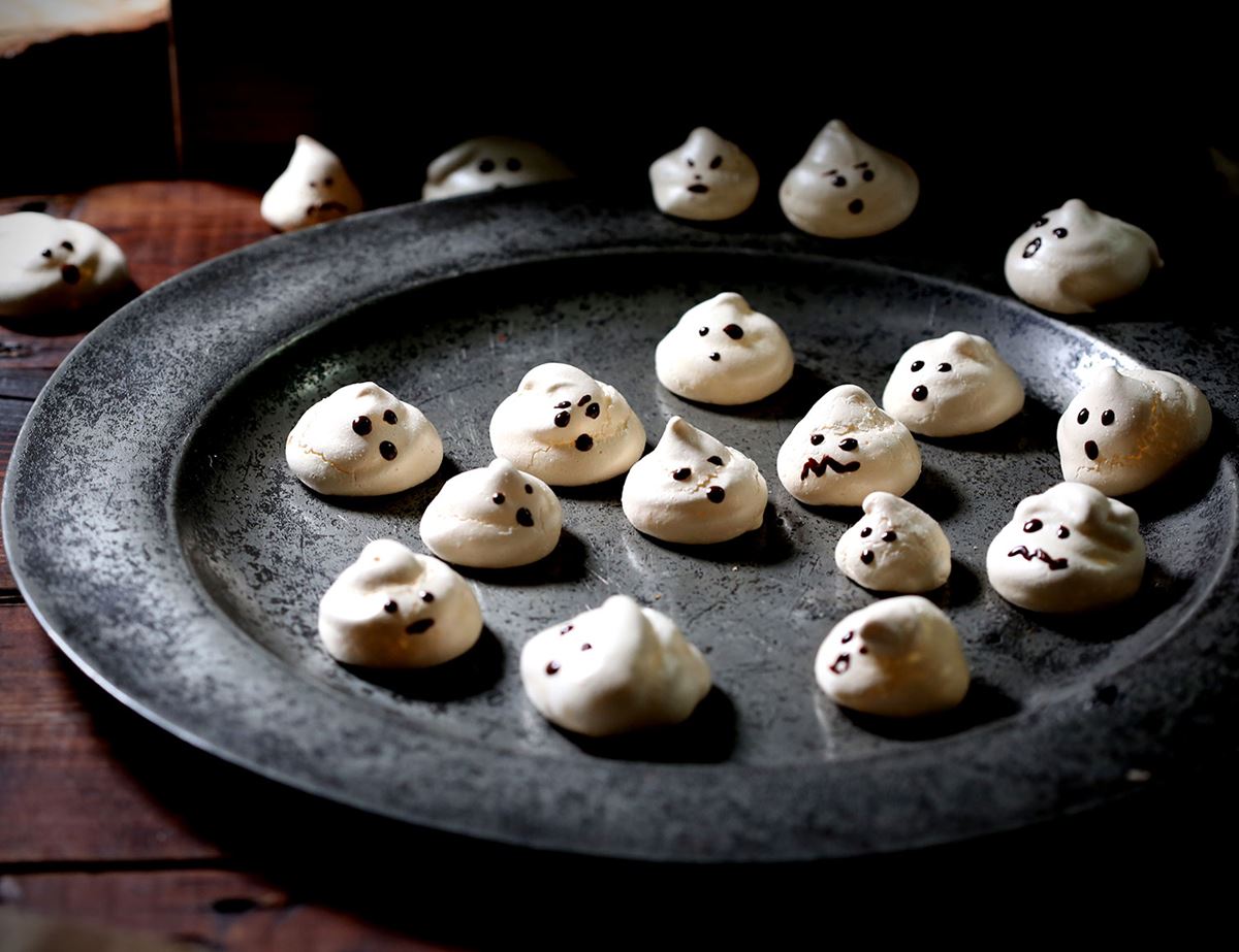 Spooky Meringue Ghosts