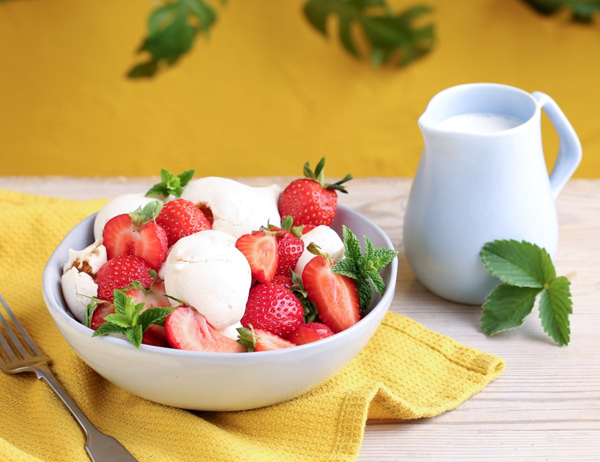 Vegan Meringues with Strawberries & Cream